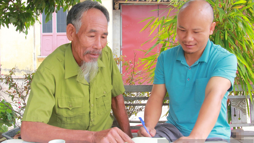 Ông Nguyễn Văn Phong và anh Nguyễn Văn Lưu - chủ sở hữu kênh "Lão Nông vlog" xây dựng ý tưởng, kịch bản nội dung... trước khi quay video. Ảnh: Dân Việt