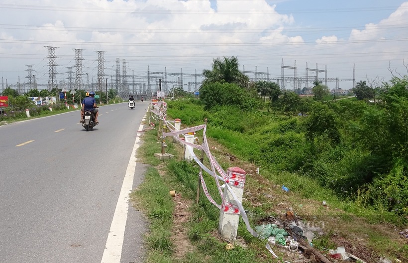 Mái đê ở huyện Quốc Oai, Hà Nội từng bị sạt lở. (Ảnh: Dân Việt)