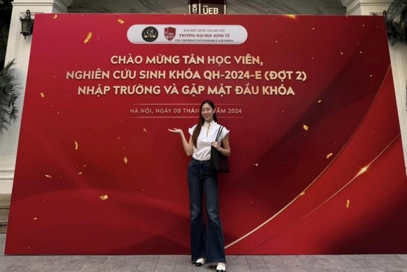 Cô trúng tuyển với 32 điểm đề cương nghiên cứu. Tổng điểm đánh giá hồ sơ và đề cương nghiên cứu của người đẹp là 78. Hoa hậu được miễn thi ngoại ngữ do có chứng chỉ IELTS đạt 7.0.