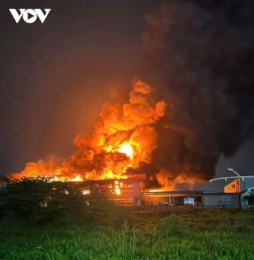 Hỏa hoạn kinh hoàng tại Hải Phòng: Lửa đỏ rực, cuồn cuộn bốc cao hàng trăm mét, thiêu rụi nhà xưởng - 1