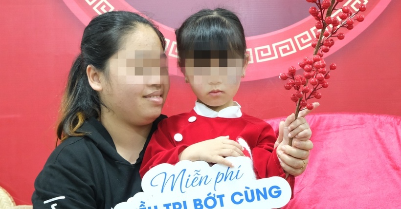 Sau nửa chặng đường điều trị, vết bớt trên gương mặt cô bé 5 tuổi đã mờ khoảng 60%. Ảnh: NVCC