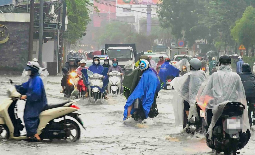 Nhiều tuyến đường ở TP.Huế bị ngập do mưa lớn. (Ảnh: Lao động)