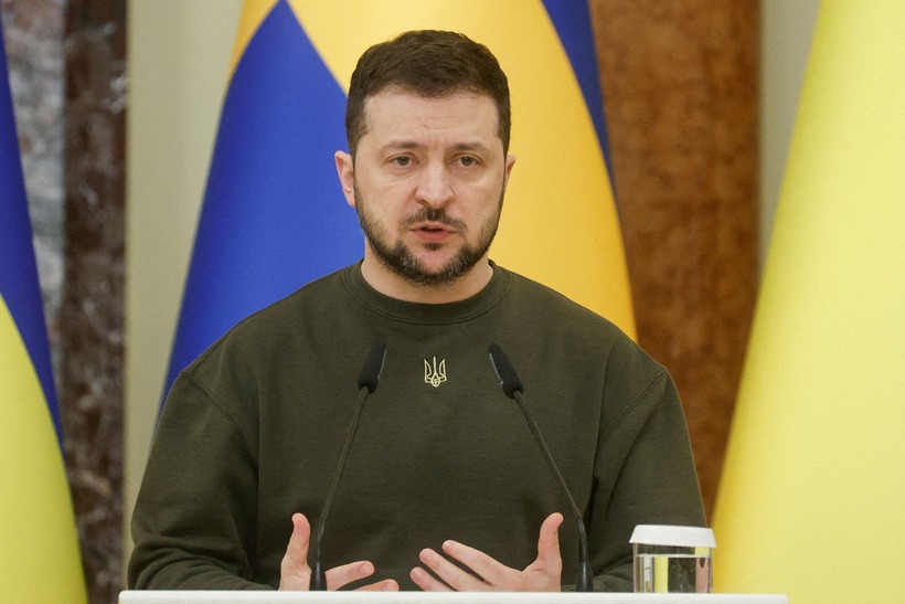 Tổng thống Volodymyr Zelensky kêu gọi phương Tây cung cấp thêm hệ thống phòng không cho Ukraine. Ảnh: Reuters