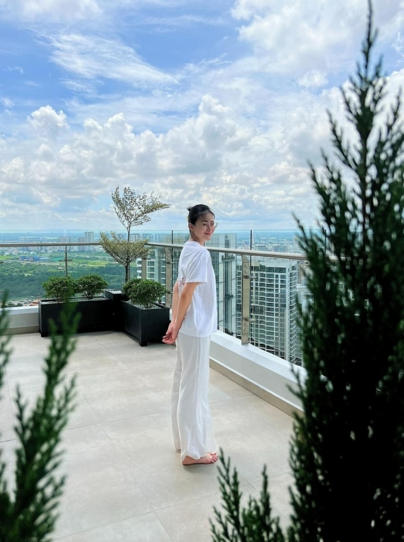 Ban công của căn penthouse rộng rãi và thoáng đãng, được trang trí bằng cây xanh. Từ nơi này, nàng Hậu có thể ngắm trọn cả thành phố.