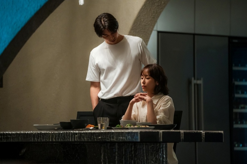 Gong Yoo và Seo Huyn Jin đảm nhận vai nam - nữ chính trong bộ phim The Trunk. Ảnh: Netflix