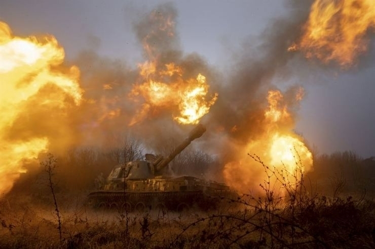 Lửa chiến "sôi sục" khắp nơi ở Ukraine. Ảnh: Reuters