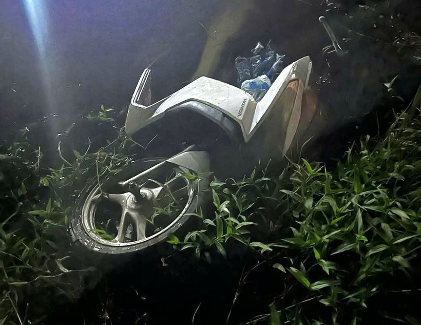 Chiếc xe máy bị rơi xuống kênh thoát nước. (Ảnh: VietnamNet)