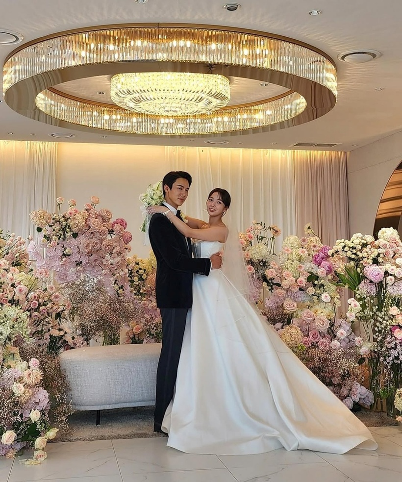 Ảnh cưới của Baek Sa Eon và Hong Hee Joo do nam diễn viên Yoo Yeon Seok đăng tải. Ảnh: Instagram NV
