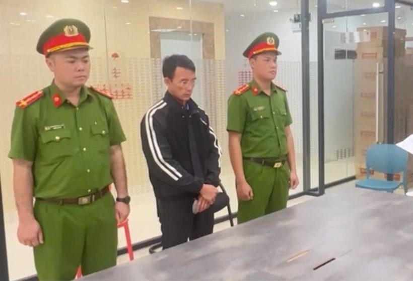 Công an đọc lệnh bắt tạm giam Nguyễn Tuấn Cường. Ảnh: Người Lao Động