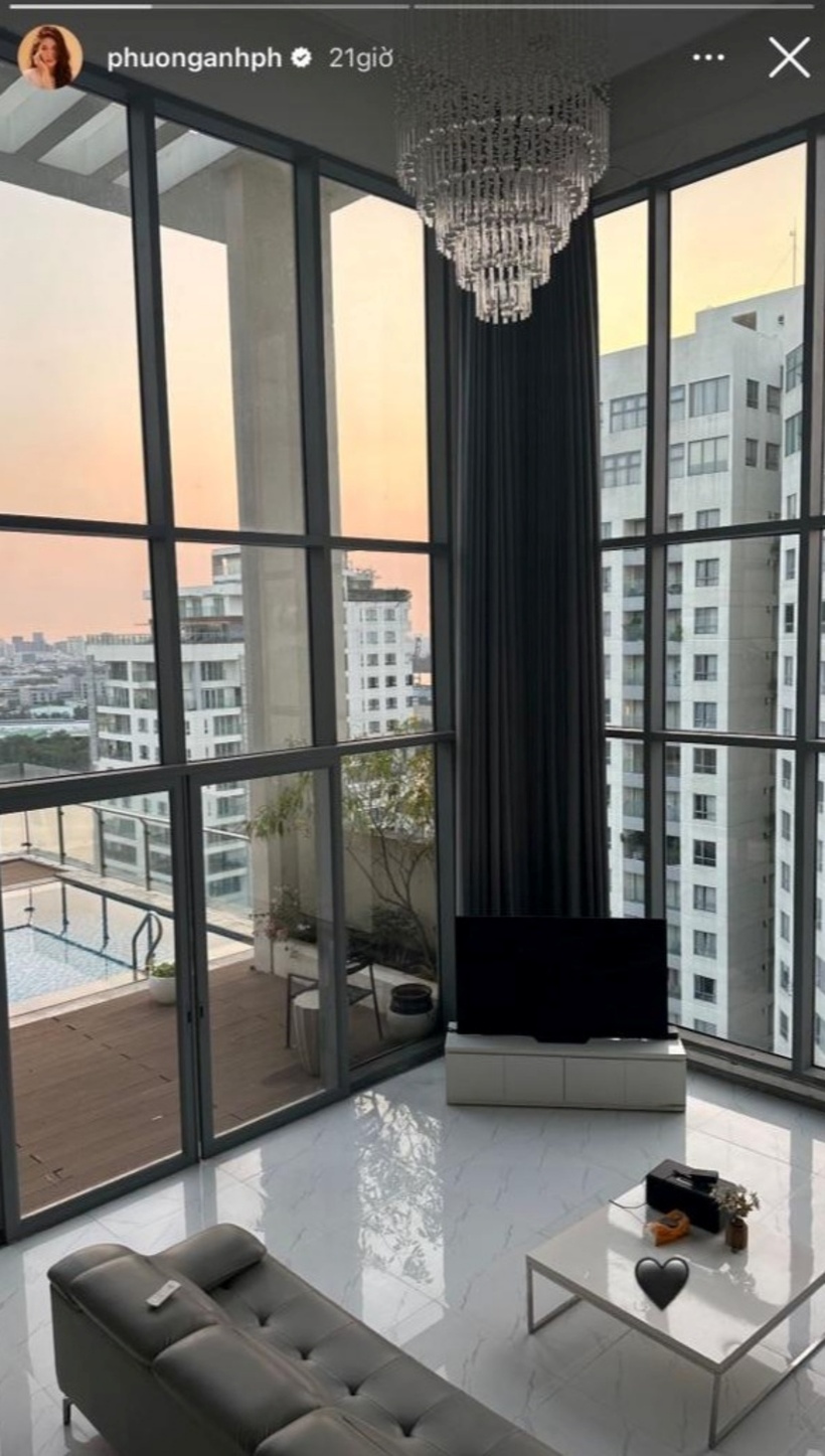 Không gian phòng khách chính trong căn penthouse của vợ chồng nàng Á hậu.