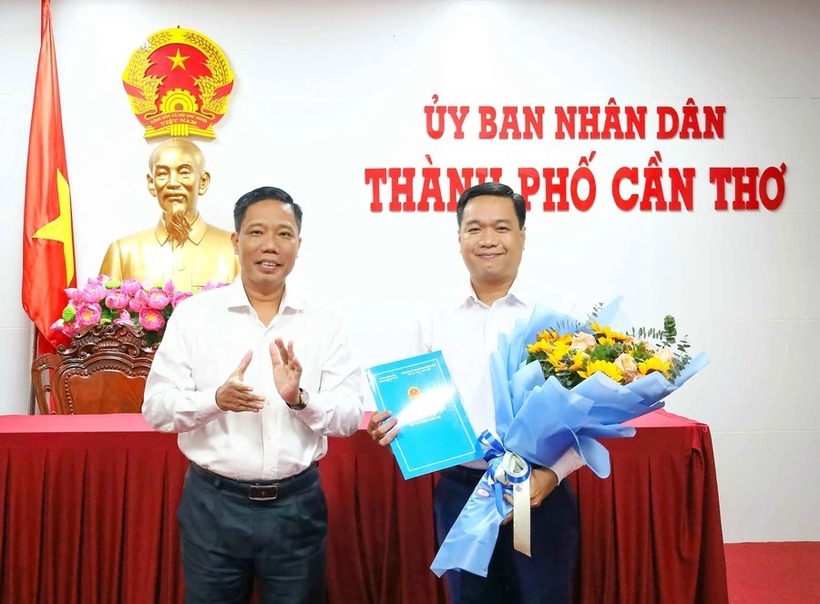 Phó Chủ tịch UBND TP Cần Thơ Nguyễn Thực Hiện trao quyết động cho ông Võ Hồng Lam. Ảnh: Giáo dục &Thời đại