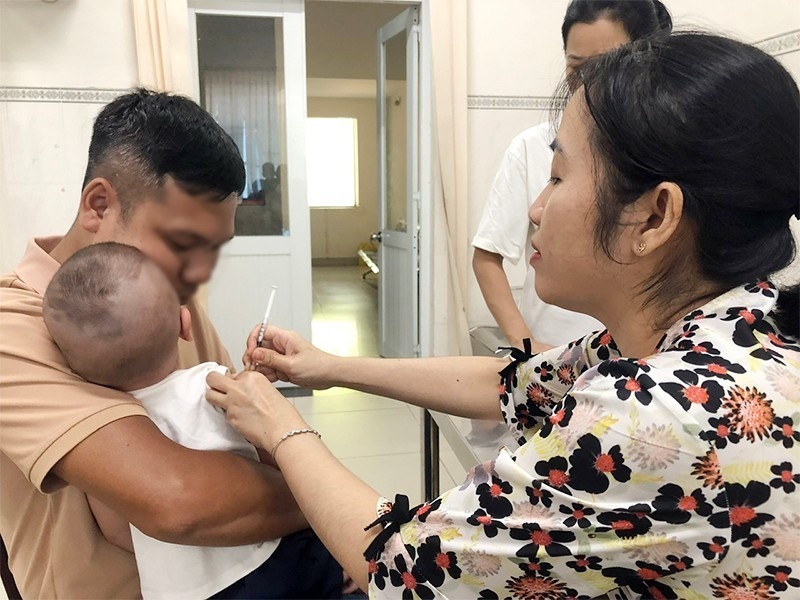 Để bảo vệ con yêu khỏi bệnh sởi nguy hiểm, cha mẹ hãy đưa trẻ đi tiêm vaccine sởi đầy đủ và đúng lịch ngay khi trẻ được 9 tháng tuổi. Ảnh: CDC Đồng Nai