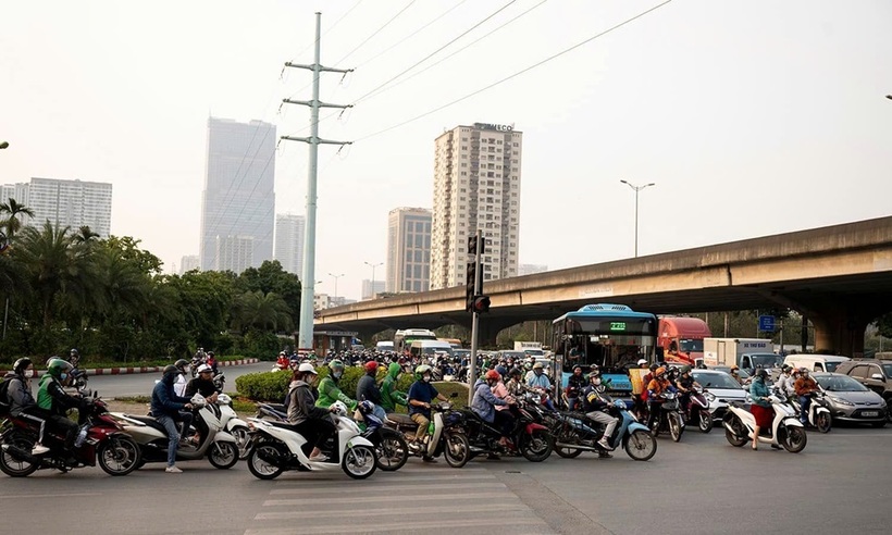 Tình trạng đi ngược chiều, lấn làn còn khá phổ biến tại nhiều ngã tư.