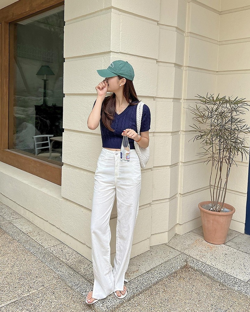 Quần kaki trắng dáng suông không chỉ giúp "ăn gian" tuổi tác hiệu quả mà còn tạo hiệu ứng kéo dài chân, cho vóc dáng thêm cao ráo, thon gọn.
