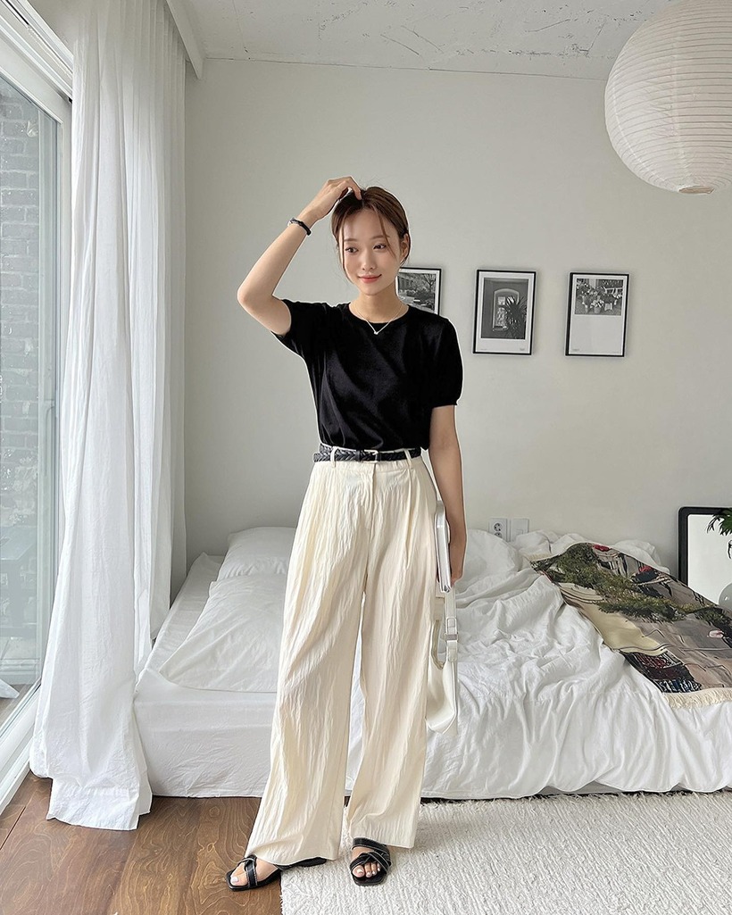 Sở hữu khả năng "kéo dài" đôi chân hiệu quả, quần vải trắng ống rộng là lựa chọn hoàn hảo cho những cô nàng muốn tôn lên vóc dáng thanh mảnh và vẻ ngoài sang trọng.