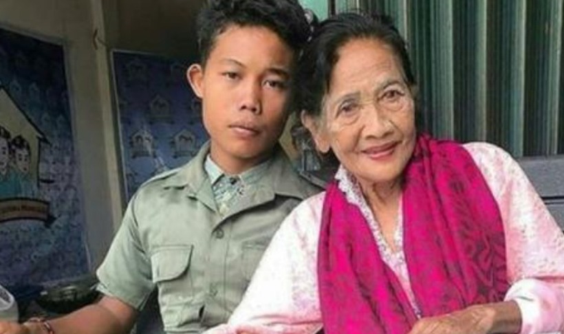 Cụ bà 71 tuổi Nenek Rohaya và chàng thanh niên 16 tuổi Slamet Riyadi từng là cặp đôi được bàn tán nhiều nhất trên mạng xã hội Indonesia. Ảnh: News.