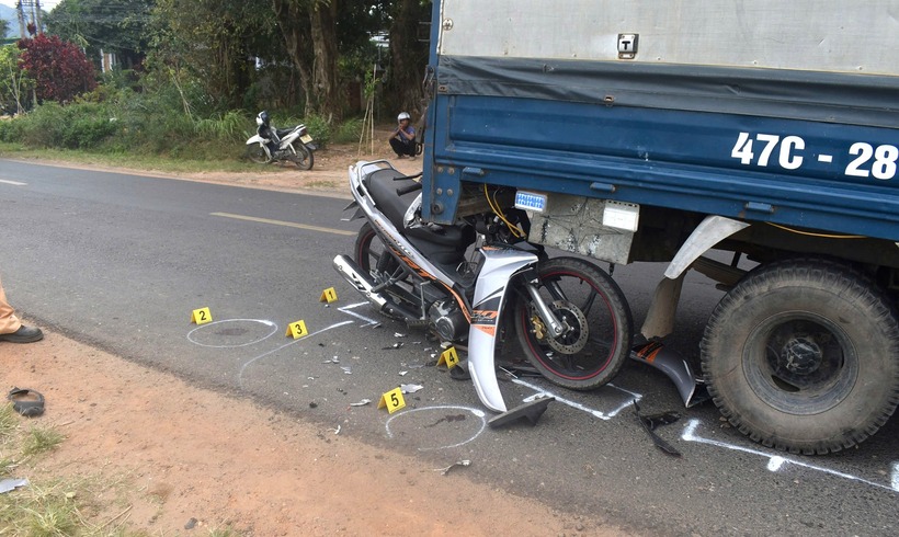 Xe máy do thiếu nữ 16 tuổi điều khiển dính chặt vào đuôi xe tải. (Ảnh: Báo Giao thông)