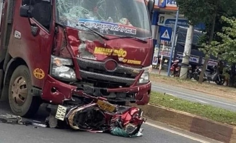 Hiện trường vụ tai nạn giao thông giữa xe tải và xe máy khiến 2 người tử vong.