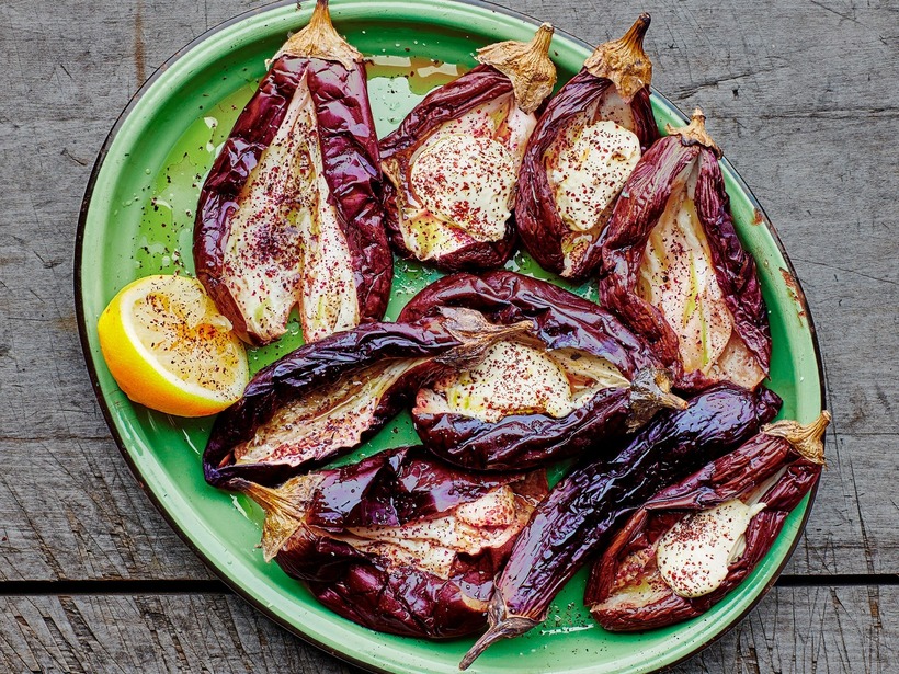 Cà tím ít calo nên người cao tuổi và béo phì có thể ăn, tính hàn nên cũng thân thiện với những người bị rôm sảy, ung nhọt.