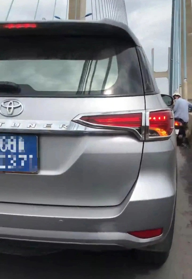 Ô tô biển xanh chạy vào làn xe máy trên cầu Phú Mỹ. Ảnh: Tuổi Trẻ