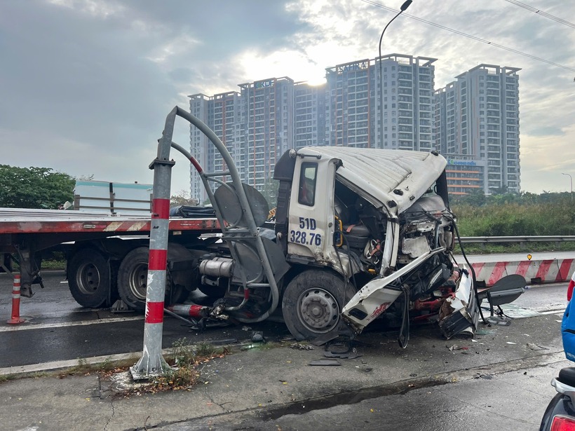 Xe tải gây tai nạn trên đường Võ Chí Công. Ảnh: Báo Giao thông