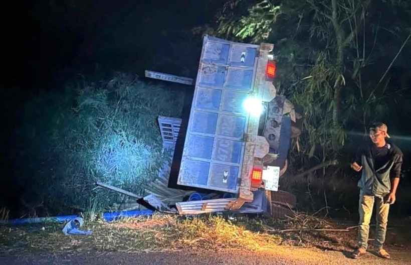 Xe tải mất lái lật nghiêng bên đường. (Ảnh: Giao thông)