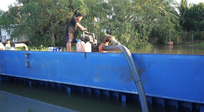 Người dân Bến Tre bơm nước ngọt từ sà làn vào nhà máy xử lý nước. (Ảnh: Tuổi trẻ)