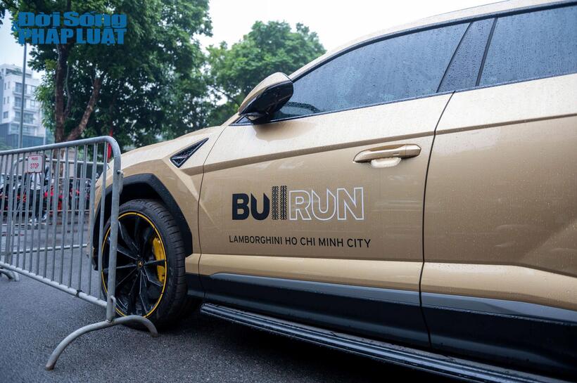 Chiếc Lamborghini Urus có giá lăn bánh mới tại Hà Nội lên tới khoảng 18 tỷ đồng.