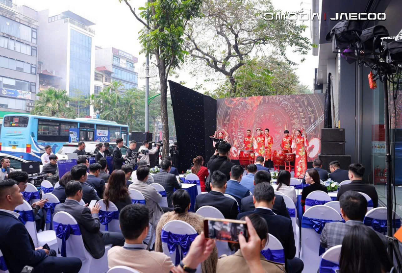 Đông đảo bạn bè, đối tác, khách hàng đến chúc mừng Omoda & Jaecoo Cầu Giấy