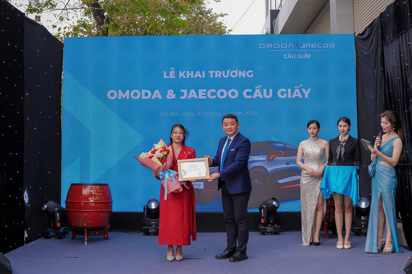 Ông Simon Liu Tổng giám đốc Omoda & Jaecoo Việt Nam trao chứng nhận đại lý chính hãng cho đại lý Omoda & Jaecoo Cầu Giấy