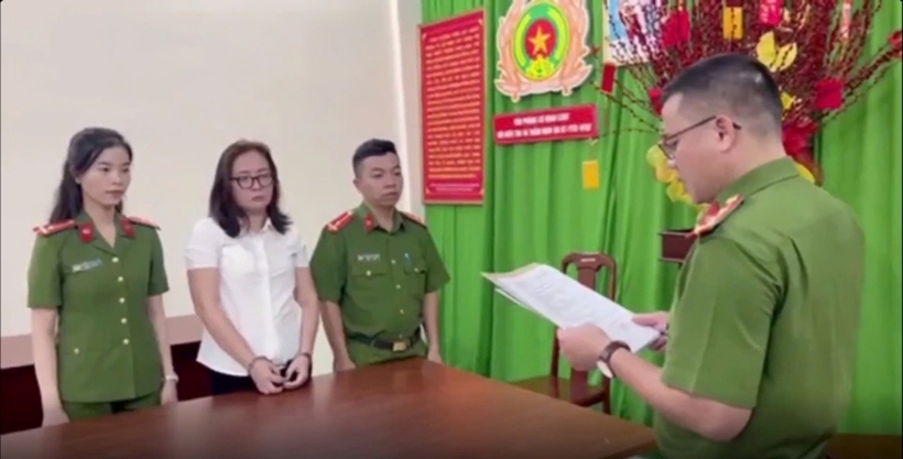 Đặng Thị Phương Thơ (áo trắng) nghe đọc quyết định khởi tố và lệnh bắt tạm giam. Ảnh: Kinh Tế & Đô Thị
