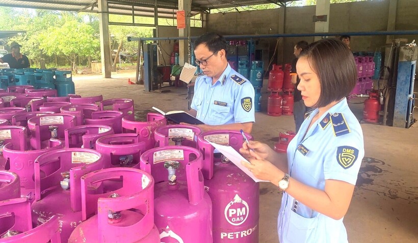 Lực lượng chức năng kiểm tra cơ sở kinh doanh LPG. Ảnh:&nbsp;Cục QLTT Quảng Trị