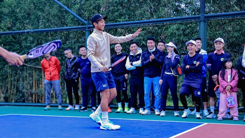 Dương Quang giao hữu cùng các thành viên câu lạc bộ Pickleball Vinhome Riverside.