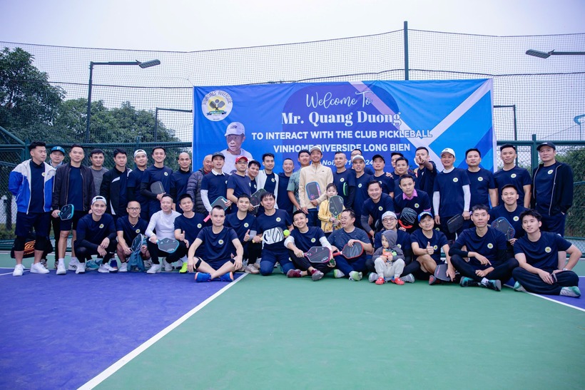 Quang Dương chụp ảnh lưu niệm cùng câu lạc bộ.