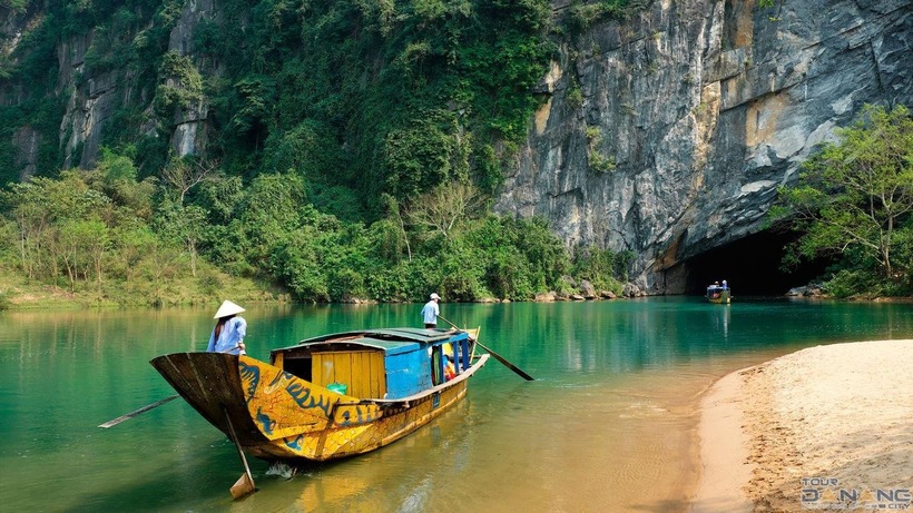 Tour tham quan động Phong Nha thường kéo dài trong ngày