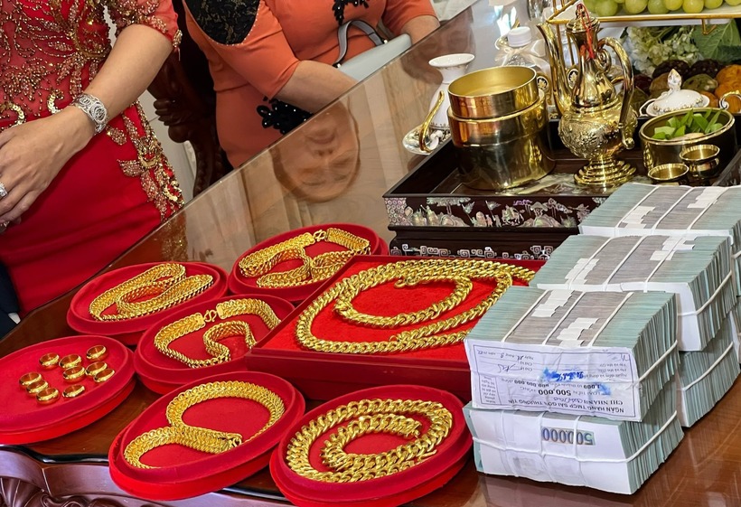 Tổng số quà cưới mà hai bên gia đình và họ hàng trao tặng cho Ngọc Trân - Văn Nhân vào khoảng 320 lượng vàng và hơn 3,3 tỷ đồng tiền mặt. Ảnh: Vietnamnet.