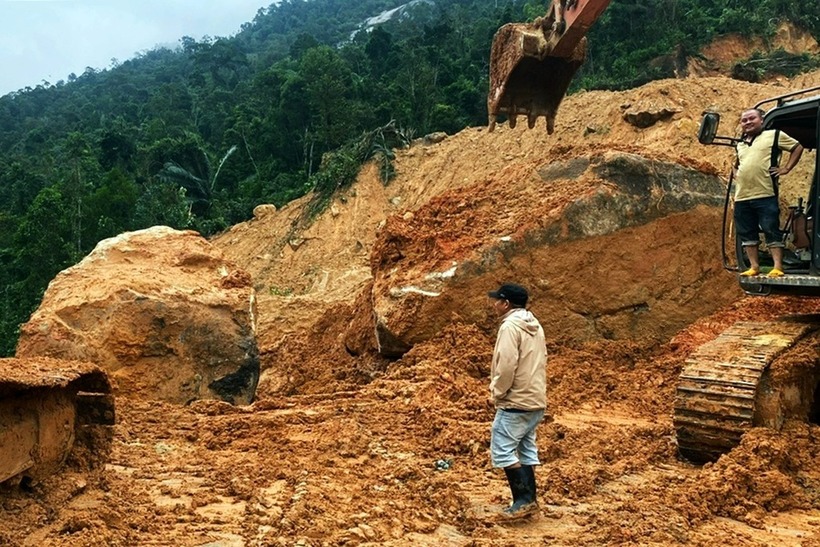 Phát hiện thêm nhiều khối đá sạt lở chắn ngang quốc lộ 27C. (Ảnh: Dân trí)