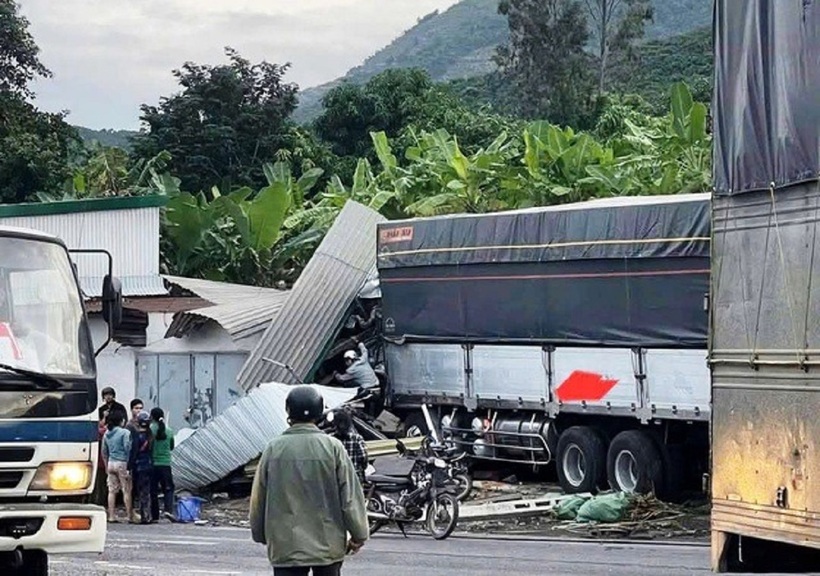 Sau đó chiếc xe tiếp tục lao vào nhà kho của ông Võ Huy Hiếu xã Suối Cát làm đổ sập nhà kho và hư hỏng xe ôtô 79A-413.79 của ông Hiếu đang đỗ bên trong.