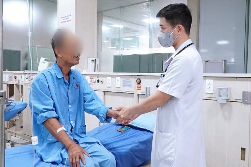 Sức khỏe người đàn ông cải thiện rõ rệt sau 6 ngày điều trị tích cực. Ảnh: Pháp Luật và Xã Hội