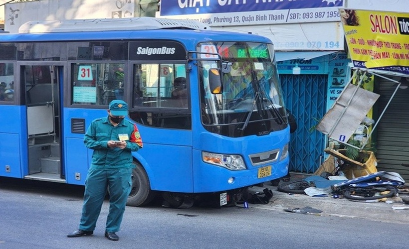 Nhận tin báo, lực lượng chức năng quận Bình Thạnh (TP.HCM) vẫn đang phong tỏa, khám nghiệm hiện trường, điều tra nguyên nhân vụ tai nạn.