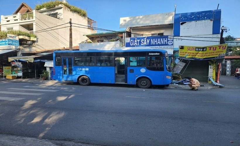 Thông tin ban đầu, vào khoảng ngày 6h15, xe buýt số 31 (tuyến khu dân cư Tân Quy - Bến Thành - khu dân cư Bình Lợi), do tài xế N.B.Đ. (50 tuổi) cầm lái chạy trên đường Nơ Trang Long, hướng từ đường Nguyễn Xí về đường Bình Lợi.