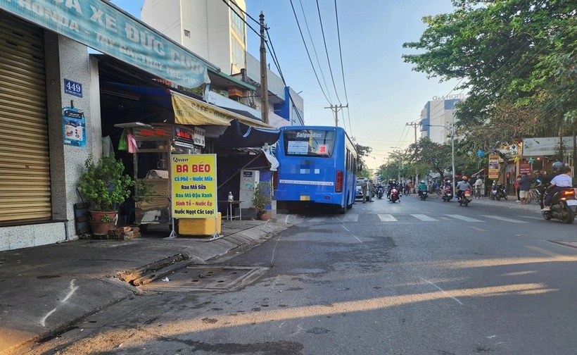 Khi đến đoạn giao với đường Vũ Ngọc Phan (thuộc phường 13, quận Bình Thạnh), bất ngờ xe buýt lao qua làn đường ngược lại, tông trúng xe máy do bà H.K.C. (60 tuổi, ngụ quận Bình Thạnh) cầm lái và một người đàn ông đi xe đạp.