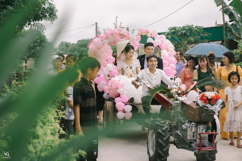 "Xe hoa" của đôi uyên ương được trang trí thêm bóng bay kết hình trái tim, lá dừa... Ảnh: Vương Quyền/ Báo Thanh niên.