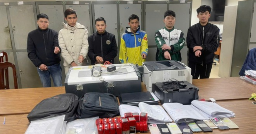 Các đối tượng và thiết bị, công cụ tang vật để làm giả giấy khám sức khỏe. (Ảnh: CACC)