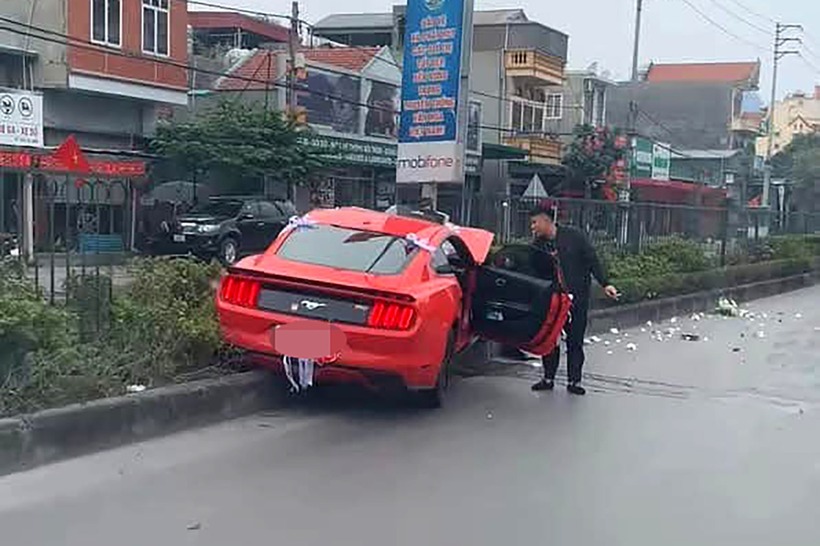 Siêu xe Ford Mustang mất lái đâm vào dải phân cách. (Ảnh: VietnamNet)