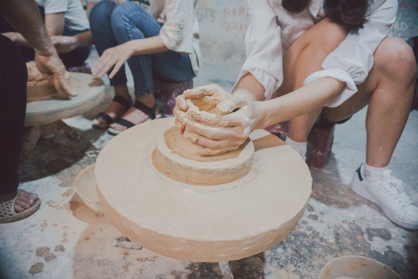 Một trong những hoạt động hấp dẫn nhất tại Bát Tràng chính là trải nghiệm tự tay làm gốm.