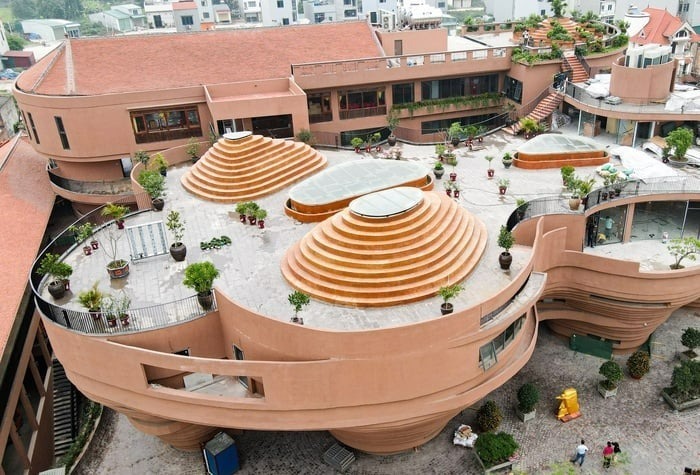 Bát Tràng không chỉ là nơi sản xuất gốm sứ mà còn là một điểm đến văn hóa với bề dày lịch sử hơn 700 năm.