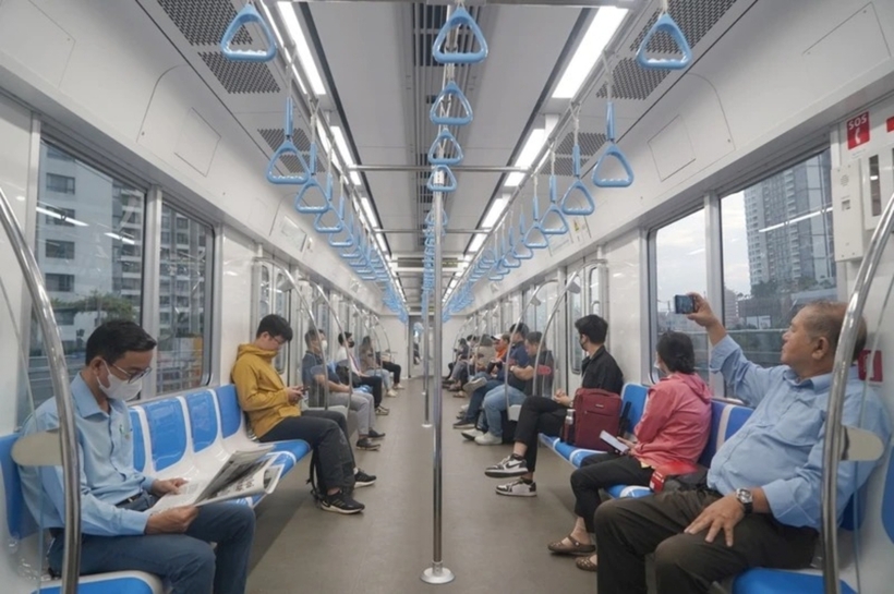 Hành khách trên tàu metro số 1 Bến Thành - Suối Tiên. Ảnh: Nhân Dân