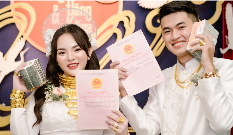 Cô dâu chú rể miền Tây nhận được quà cưới khủng từ mẹ vợ. Ảnh: Vietnamnet.