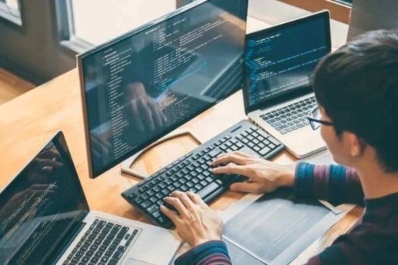 Công việc của những người làm trong ngành Công nghệ thông tin chủ yếu là nghiên cứu, thiết kế, sửa chữa, tối ưu hóa các phần mềm nên không đòi hỏi quá nhiều về mặt giao tiếp nên những người trầm tính có thể đảm nhận được. Ảnh minh họa